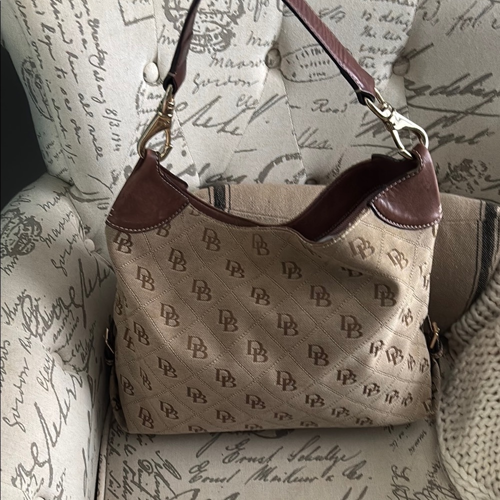 💕Authentic Dooney and Bourke hobo bag with logos